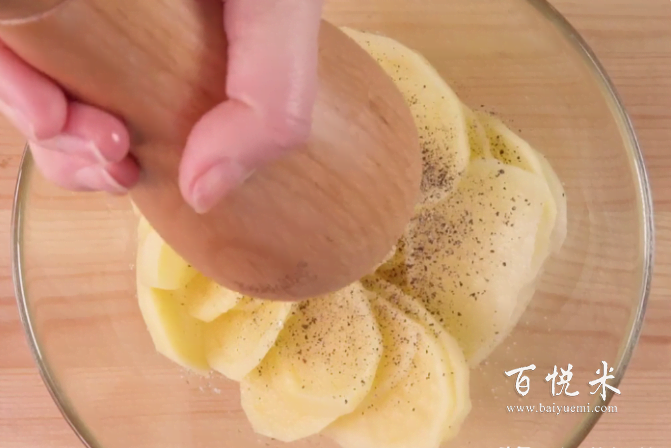 好看又好吃的土豆培根玫瑰卷，葷素搭配，焦香味美，家人都愛吃